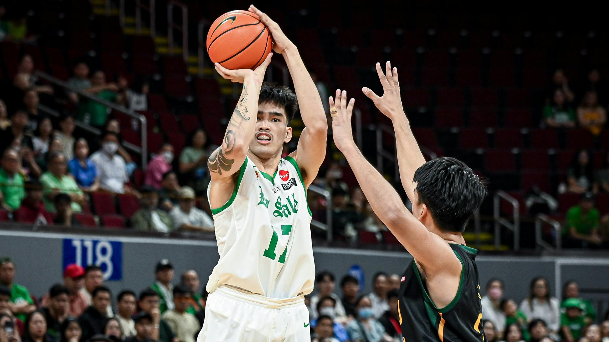 Absolute gym rat Kevin Quiambao works out with former UAAP MVP